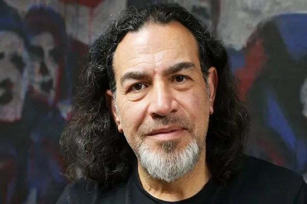Ang Artista na Naghahanap na Bigyan ng Boses ang mga Muslim na Migrante ay Nanalo ng Creative Australia Visual Arts Award