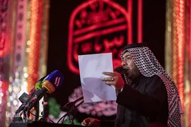 مراسم تعویض پرچم گنبد حرم حضرت اباالفضل العباس(ع) از قرمز به مشکی