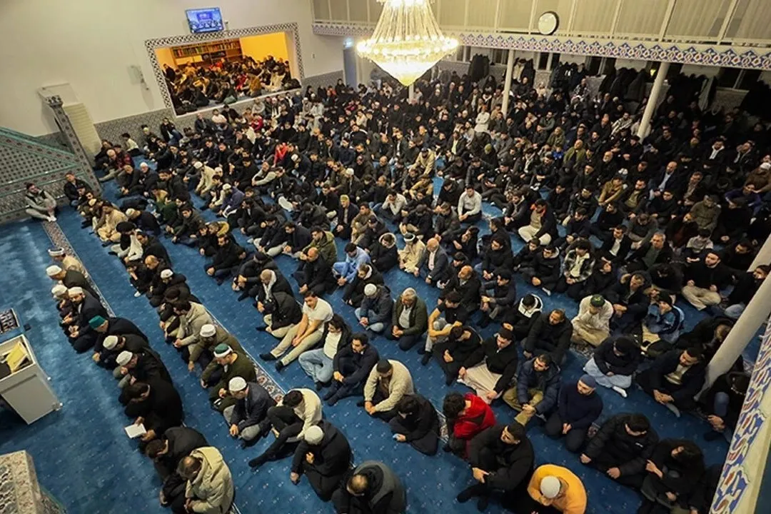 Hollanda'da 1300 genç sabah namazında buluştu
