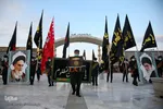Fahne auf Kuppel der Dschamkarān-Moschee durch eine schwarze Trauerflagge ersetzt