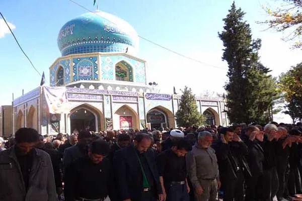 اهتمام عزاداران کوهبنان به اقامه نماز ظهر عاشورا
