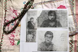عکس بالا سمت راست روزهای اول اسارت محمد جواد سالاریان با لباس غواصی و پانسمان روی صورتش را نشان می دهد.