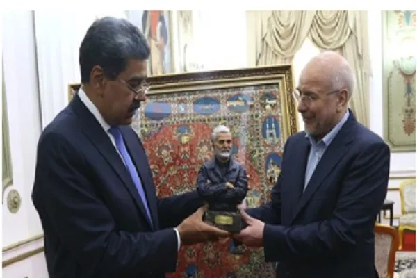 قالیباف هدیه خانواده شهید سلیمانی را به «مادورو» اهدا کرد