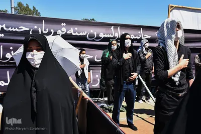 عزاداری واقامه نمازظهر عاشورا در تبریز