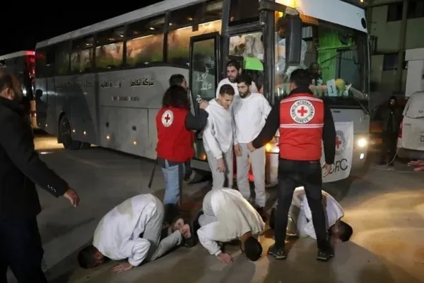 Mais de 600 Prisioneiros Palestinos Libertados na Última Etapa do Acordo de Troca de Prisioneiros