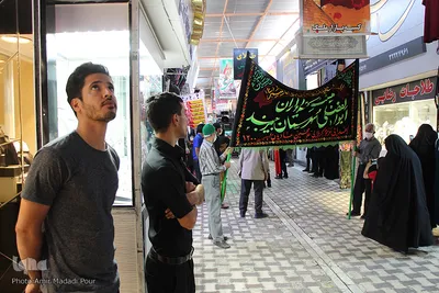 توزیع پرچم عزای حسینی بین بازاریان بیرجند
