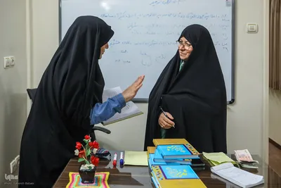 اشرف نیکوحرف تمیز در حال صحبت با یکی از مربیان