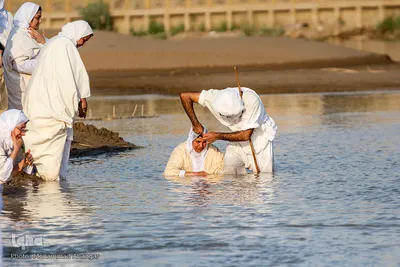 مراسم غسل تعمید منداییان در کنار رودخانه کارون