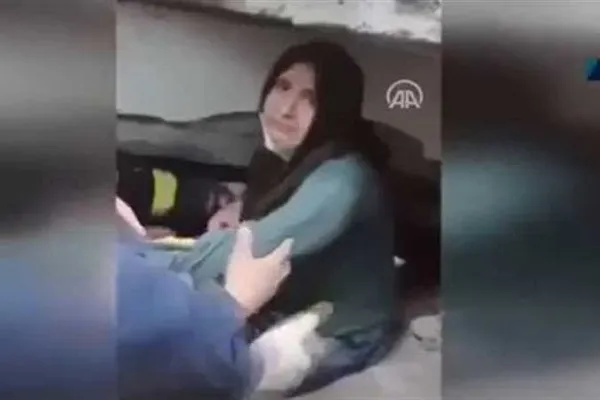 اصرار شهروند زلزله‌زده ترکیه بر حفظ حجاب در عملیات نجات