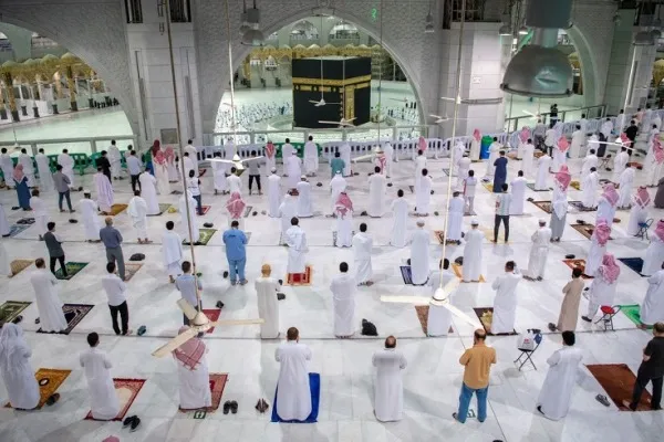 بالصور.. أول صلاة فجر في المسجد الحرام بعد توقف 7 أشهر