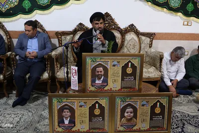 اهدا قاب مدال کنگره ملی شهدای فارس به خانواده شهیدان نبی زاده