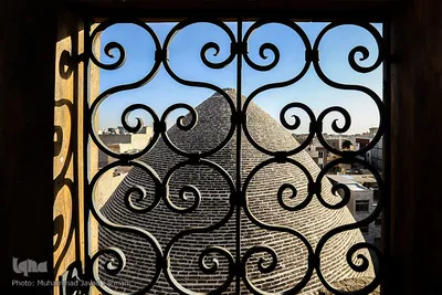 مسجد و مدرسه علمیه معّیرالممالک بزرگترین گنبد خشتی تهران را دارد.
