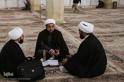 مباحثه طلاب و دانشجویان در حرم حضرت معصومه
