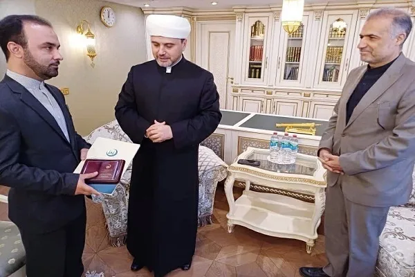 Эҳдои медали мусулмонони Русия ба мушовири фарҳангии Эрон