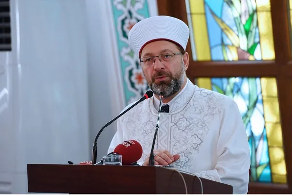 Erbaş, öğrencilere Kur'an-ı Kerim hediye etti