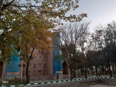 پاییز برگ ریز در مجموعه تاریخی بقعه شیخ شهاب الدین اهری