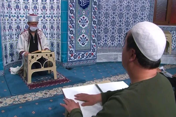 Göremediği Kur’an-ı Kerim'i parmak uçlarıyla okuyup hatim ediyor