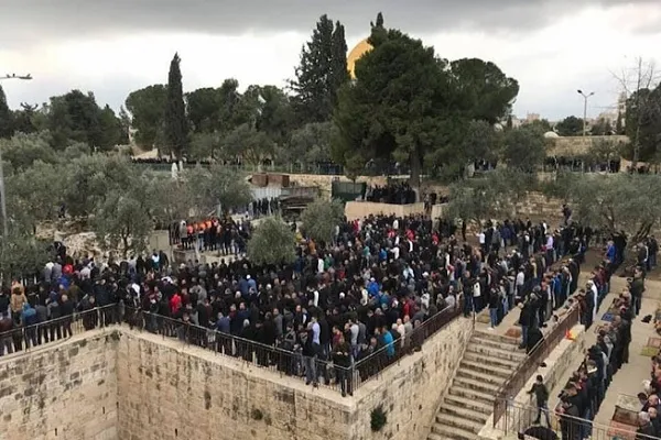 16 yıldan bu yana ilk defa Filistinliler Rahmet Kapısı’nda namaz kıldı