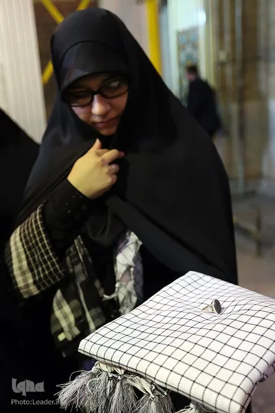 حضور رهبر معظم انقلاب در کنار پیکر شهید حججی