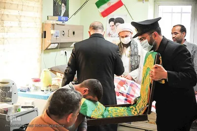 دیدار خدام رضوی با جانبازان و آتش‌نشان مجروح متروپل