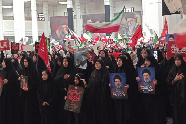اجتماع بانوان شیراز برای وداع با رهبر شهید، حرم شاهچراغ(ع)