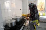 بعضی از دانشجویان از کیفیت غذاها در خوابگاه راضی نیستند و در نتیجه خودشان آشپزی می‌کنند.