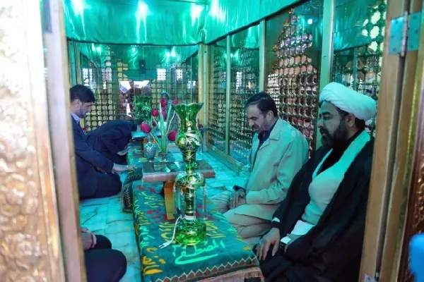 غبارروبی ضریح امامزادگان حلیمه و حکیمه خاتون(س) شهرکرد + عکس