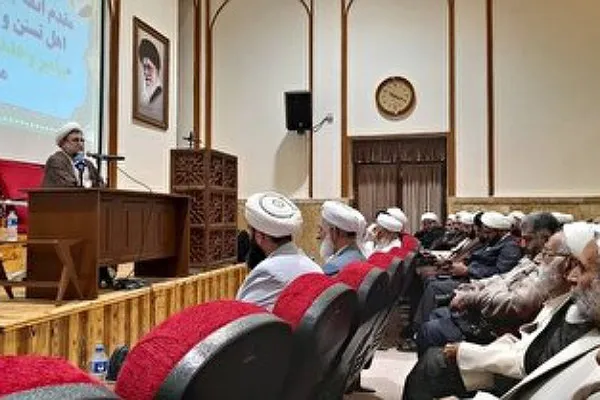 امت اسلامی تنها با وحدت می‌تواند برابر ظلم بایستد