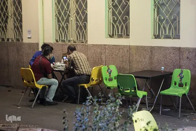 خیابان طالقانی و میز ناهارخوری کنار خیابان! با آغاز کرونا بسیاری از فست فودها و غذاخوری ها در مکان باز صندلی برای مشتریان خود گذاشته اند که نسبت به فضای بسته آلودگی کمتری داشته باشد ولی غافل از آنکه همین هوای باز نیز مستعد جذب و شیوع بیماری است.