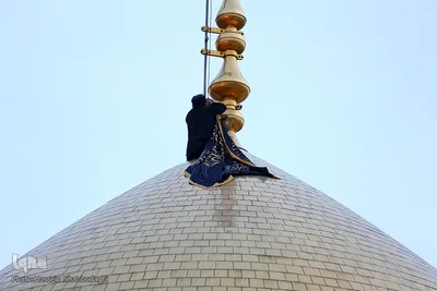 Schwarze Trauerflagge auf Kuppel des Heiligtums von Fatima Masuma