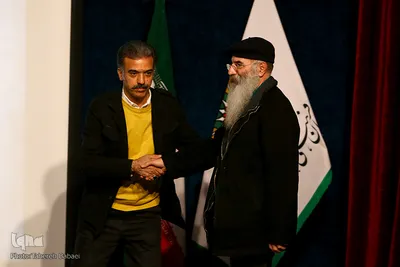 از راست محمود عبدالحسینی و محمد نوروزی در اختتامیه سیزدهمین جشنواره عکس دوربین نت
