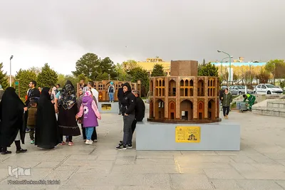 مسافران نوروزی در کنار پل خواجو‎‎