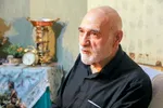 حضور آیت‌الله دژکام در منزل شهید معصومه کرباسی‎