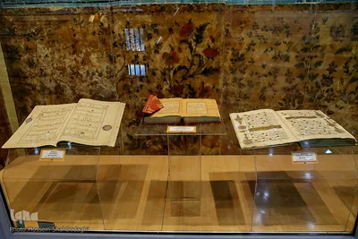 تعداد زیادی از قرآن‌ها، مربوط به دوره صفوی است که البته این مقطع از تاریخ ایران درواقع دوره اوج شکوفایی رشته‌های مختلف هنری ازجمله فنون مختلف کتاب‌آرایی است.