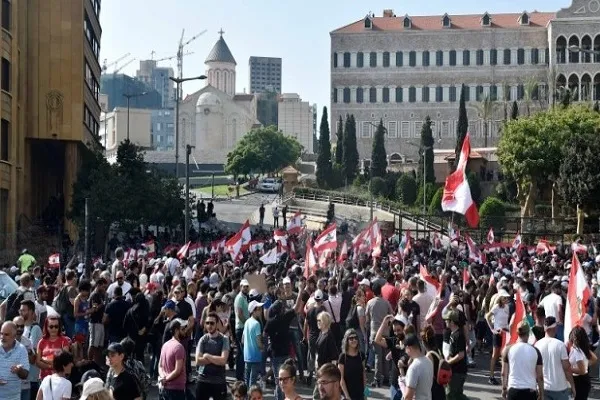 تحصن معترضان لبنانی در میدان «ریاض الصلح» بیروت
 