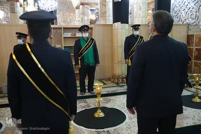 تعویض پرچم گنبد حرم رضوی در آغاز ماه محرم