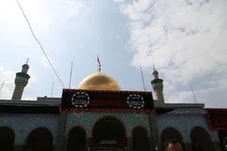 Die Diener von Abu Al-Fadl (Friede sei mit ihm) dienen dem Schrein von Sayeda Zaynab (Friede sei mit ihr)