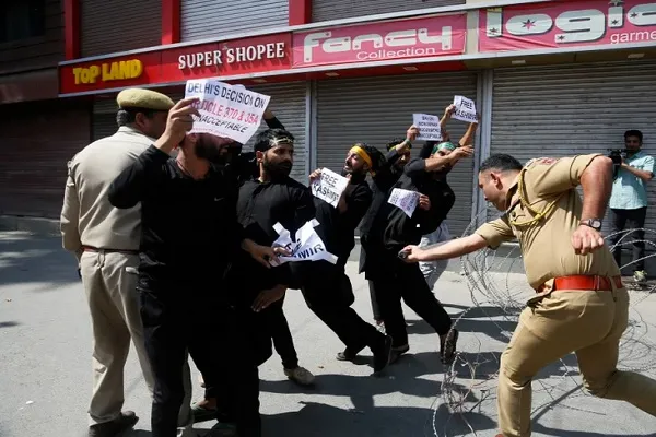 حکومت نظامی در کشمیر پس از درگیری پلیس با عزاداران حسینی