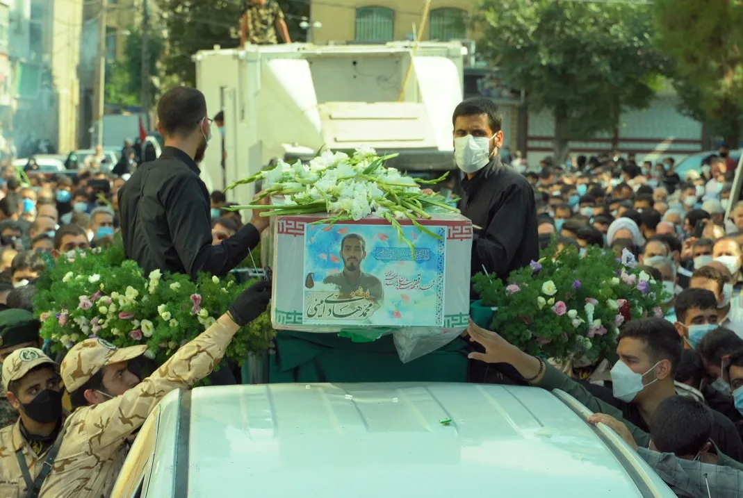 شهید امینی در جوار شهید غلامی آرام گرفت