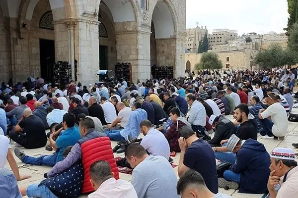 On binlerce Müslüman Mescid-i Aksa’da Cuma namazı kıldı