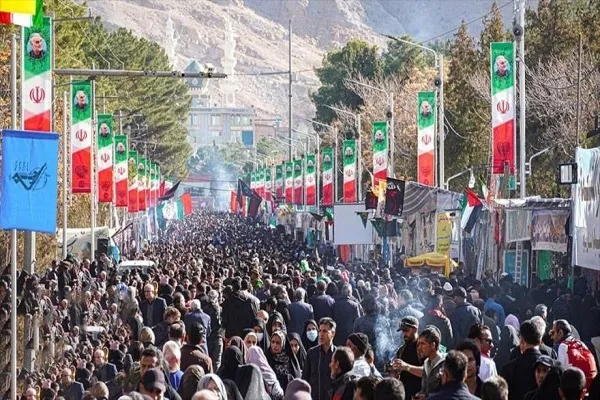 Miles de personas conmemoran al comandante mártir Qasem Soleimani