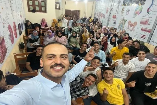 Ang Egyptiyanong Guro ay Nagtuturo ng Mga Magsasaulo ng Qur’an nang Libre
