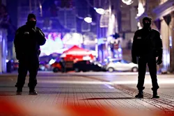 Mamamaril, Pinaghihinalaang naging Pinapasiglâ ng Daesh, Pumatay ng 3 French sa Merkado ng Pasko, Tumakas