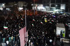 تجمع شبانه مردم در سوگ رهبر شهید و وداع با پیکر شهید حسن عبدالله زاده