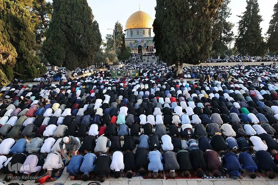 Mescid-i Aksa’da 50 bin Filistinli namaz kılanın katılımı