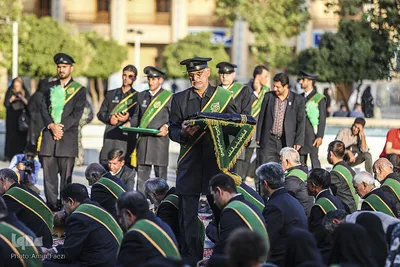 اهتزاز پرچم عزا بر فراز گنبد فيروزه‌اي آستان شاهچراغ(ع)
