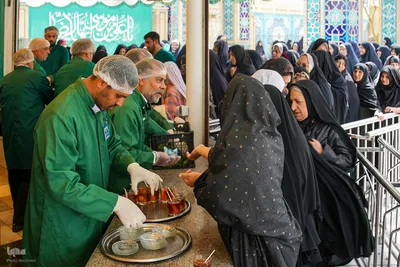 خادمی رزمندگان لشکر‌۱۴ امام حسین(ع) اصفهان در چایخانه حضرت رضا(ع)