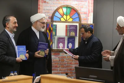 رونمایی از مجموعه مقالات همایش شهید سلیمانی و مکتب انتظار و مقاومت