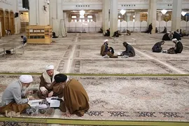 مباحثه طلاب و دانشجویان در حرم حضرت معصومه