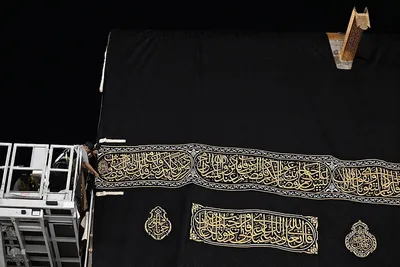 تعویض پرده کعبه با آغاز سال ۱۴۴۶ هجری قمری